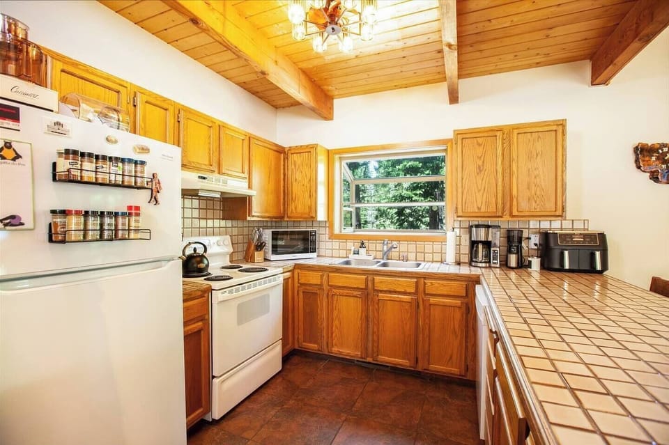 Well appointed kitchen excellent for cooking meals.