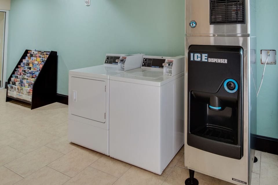 Refresh your clothes quickly with on-site laundry and ice.