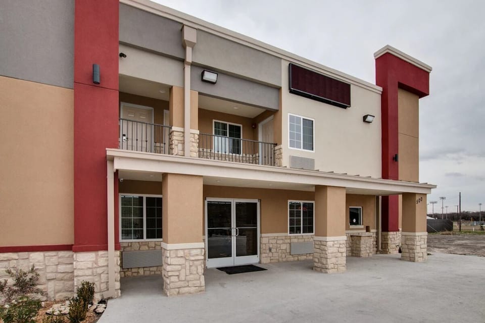 Pull up with confidence to a clean, convenient hotel entrance.