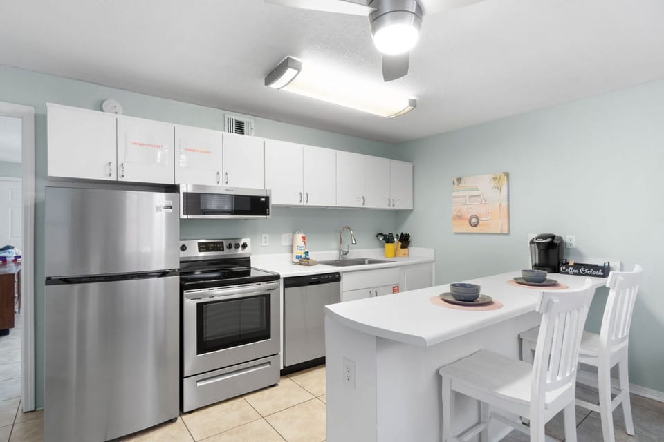 Full kitchen with lots of counter space