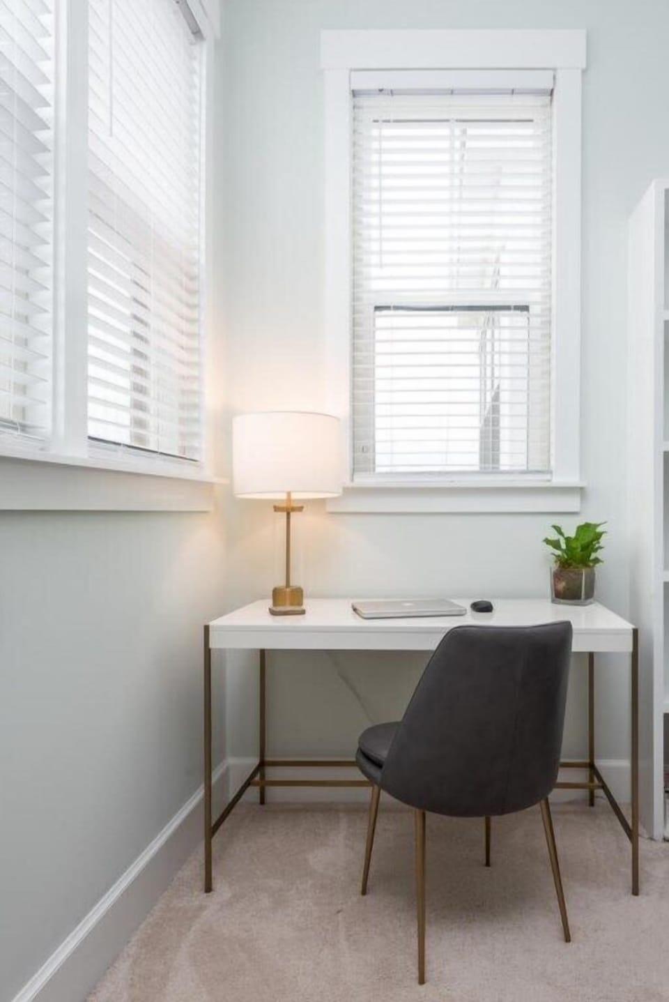 Dedicated workspace with natural light, ideal for remote work or planning your day.