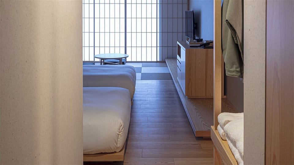 [Standard Twin] 40m² / bed width 1,200mm. You can enjoy a panoramic view of Atami Bay from the terrace.