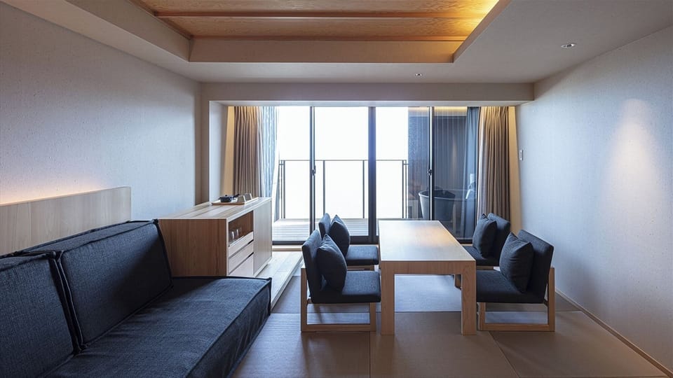 [Terrace Bath Premium Twin] 50m² / bed width 1,200mm + sofa bed. Open-air hot spring bath available.