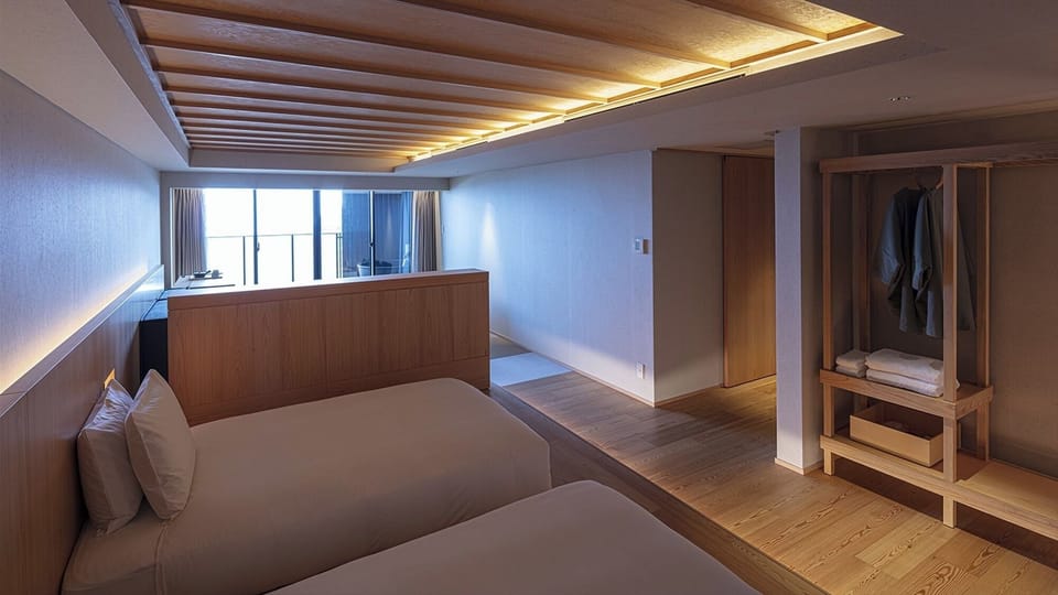 [Terrace Bath Premium Twin] 50m² / bed width 1,200mm + sofa bed. Overlooking Atami from the terrace.