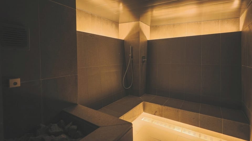 [Steam bath (steam sauna, women only)] Expect to experience skin-beautifying effects, detoxification through the expulsion of waste products, and better sleep.