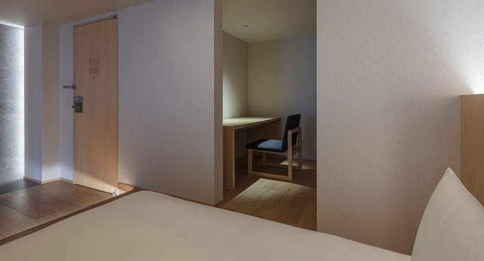 [Grand Twin] 62m² / bed width 1,200mm + sofa bed. A desk is provided next to the bed.