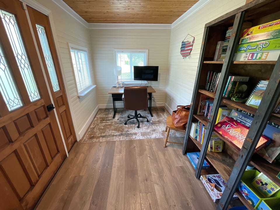 Office w/ hi-speed internet, guest WIFI, Roku TV, HDMI cord. Games & books.