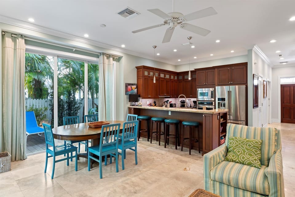 Dining area / breakfast bar