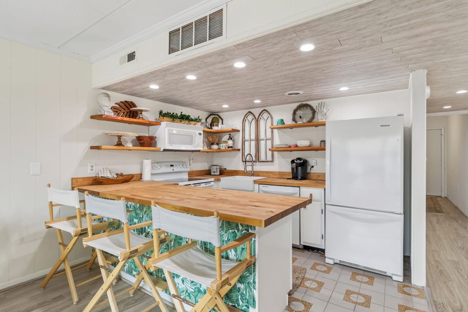 Grab a quick bite at the Breakfast Bar before hitting the Beach!