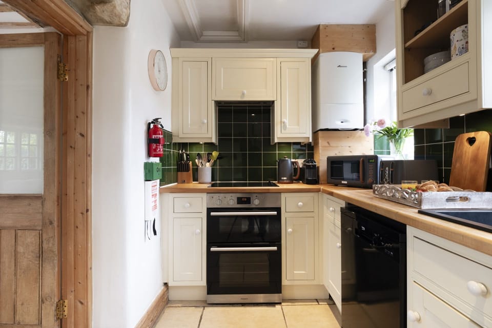 Lilac Cottage Kitchen - StayCotswold