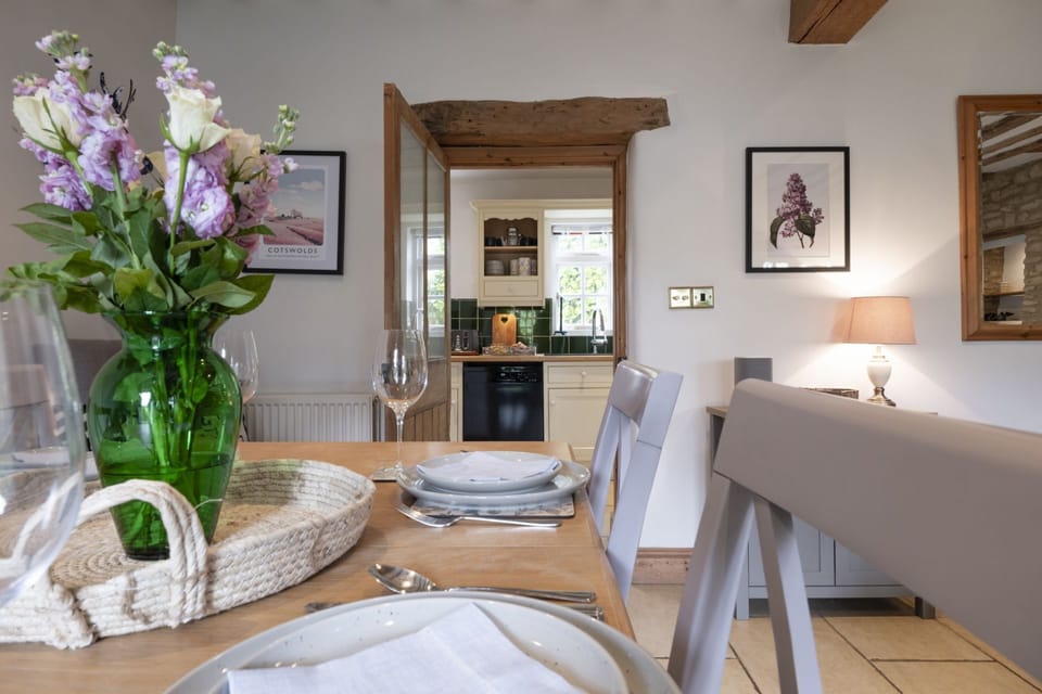 Lilac Cottage Dining Area - StayCotswold