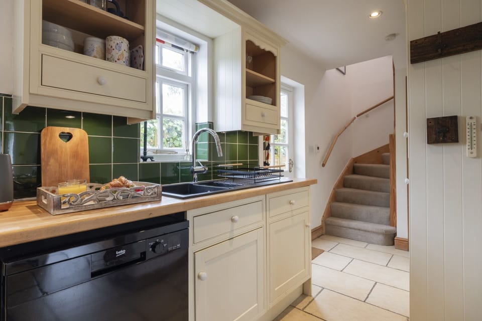 Lilac Cottage Kitchen - StayCotswold