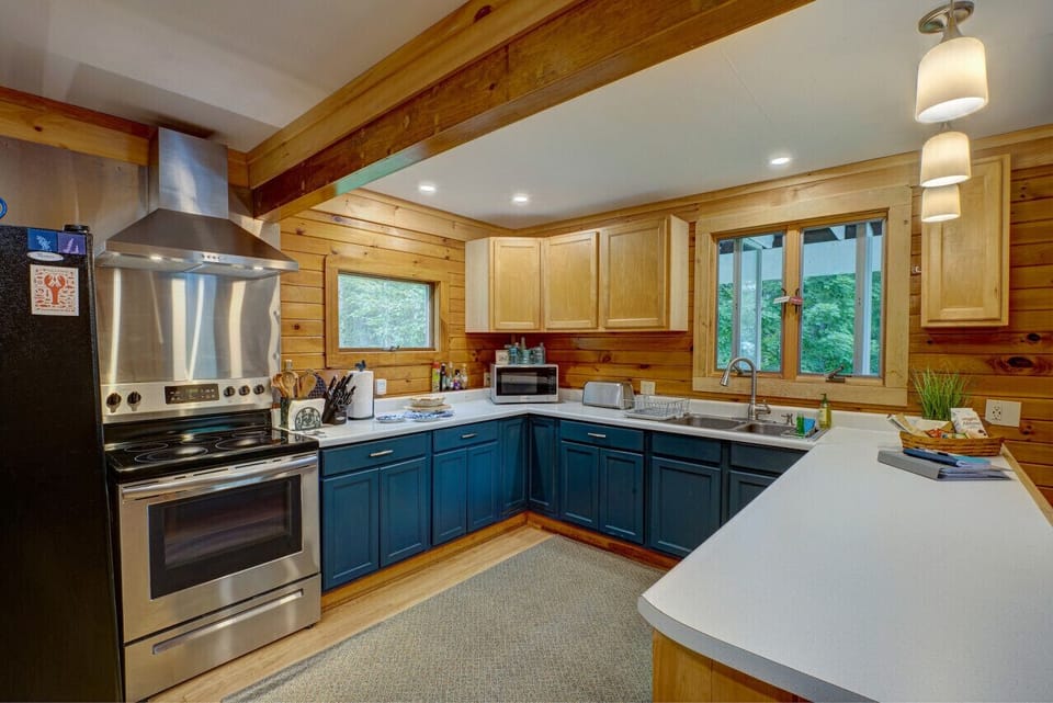 Spacious and fully equipped kitchen.
