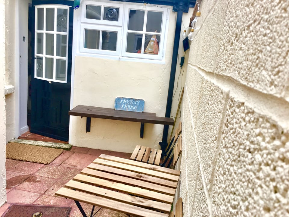 Zeta Cottage: Courtyard garden with Bistro table and chairs