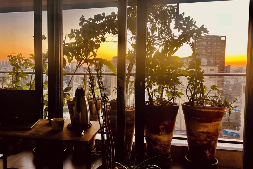 Varanda e jardim com vista infinita