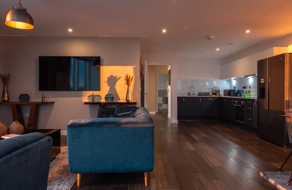  Experience a cozy ambiance with warm lighting as the apartment is bathed in the glow of the sunset.