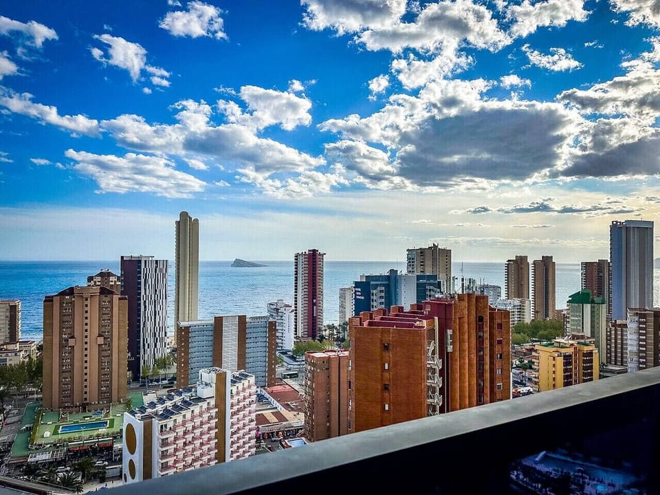 Impresionantes vistas panorámicas al mar y al skyline de Benidorm desde el apartamento.