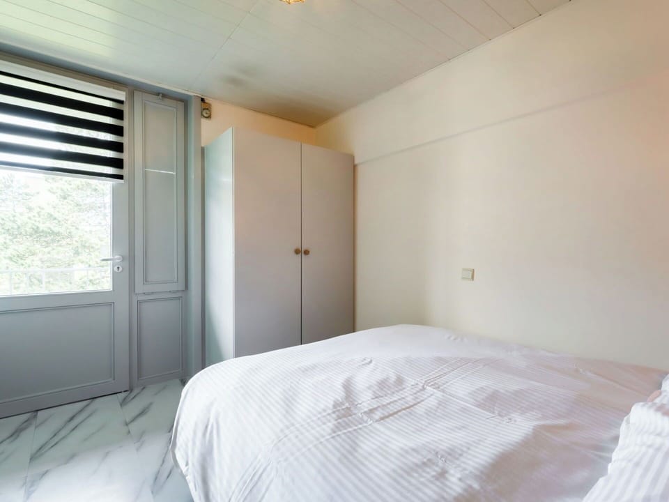 Wall, Flooring, Wood, Floor, Interior Design, Ceiling, Lighting, Room, Home, Bedroom