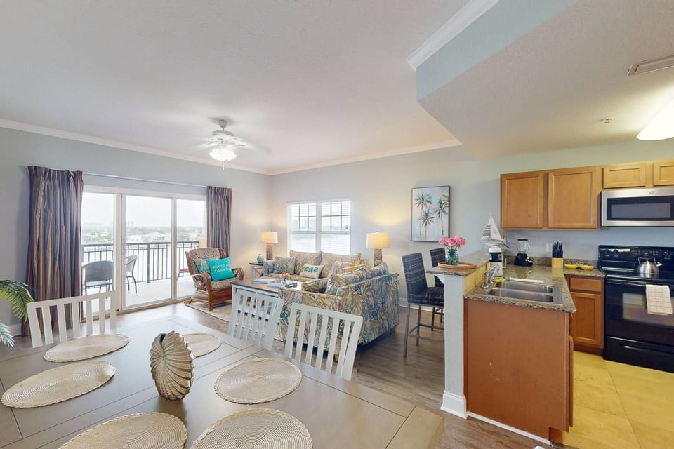 Fully equipped kitchen with granite countertops and dining for six