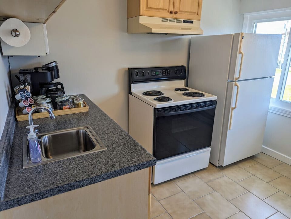 Small space, big convenience! Our modern kitchenette is fully equipped with a microwave, mini-fridge, and all the essential cookware for a quick and easy meal.
