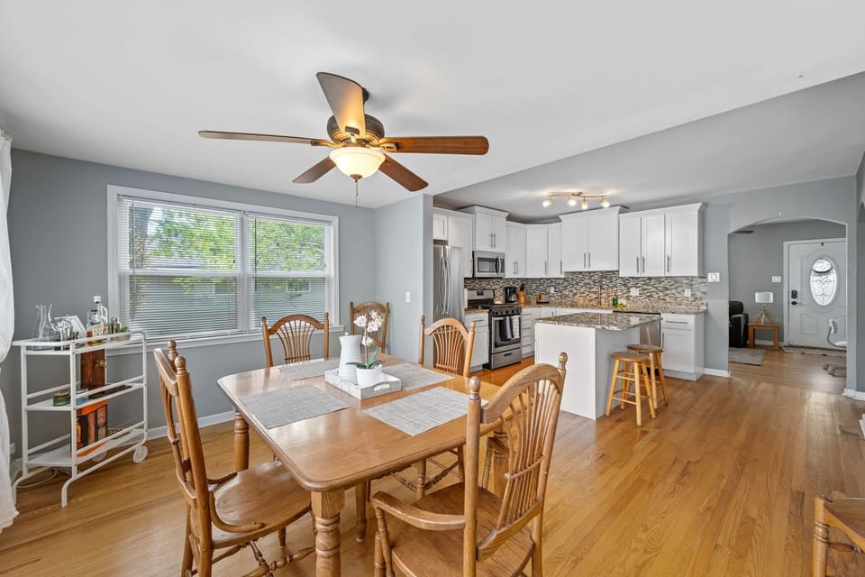 Good food, good company, and a gentle breeze to set the mood. 🍽️🌬️ #KitchenDining #CeilingFanComfort #PerfectAmbiance