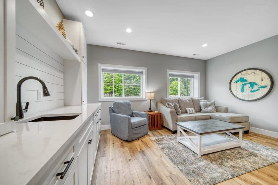 Floor 1 living room with wet bar