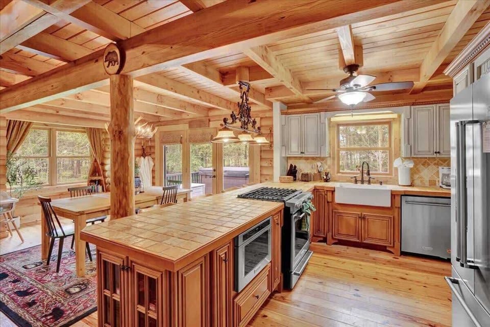 Fully Equipped Gourmet Kitchen with Island