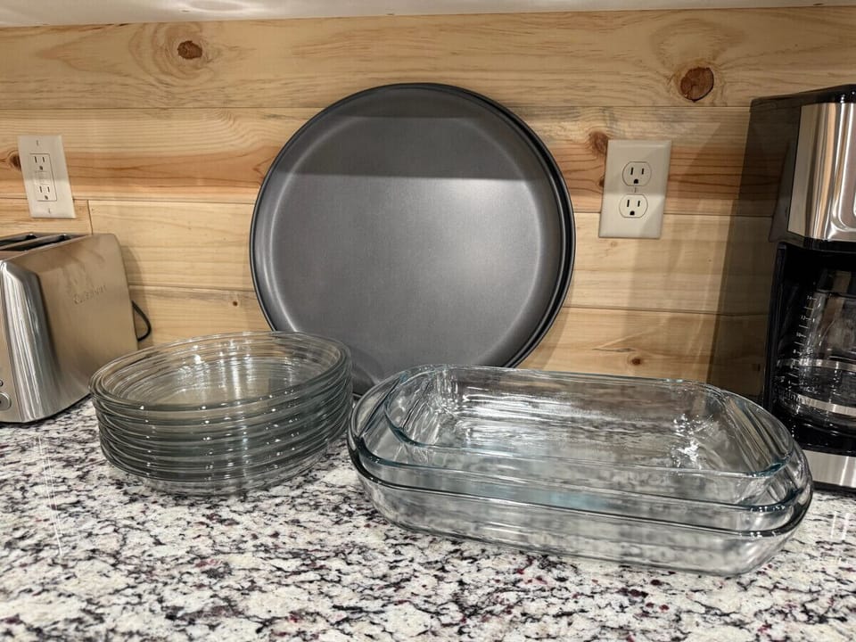 Kitchen Amenities - Baking Dishes