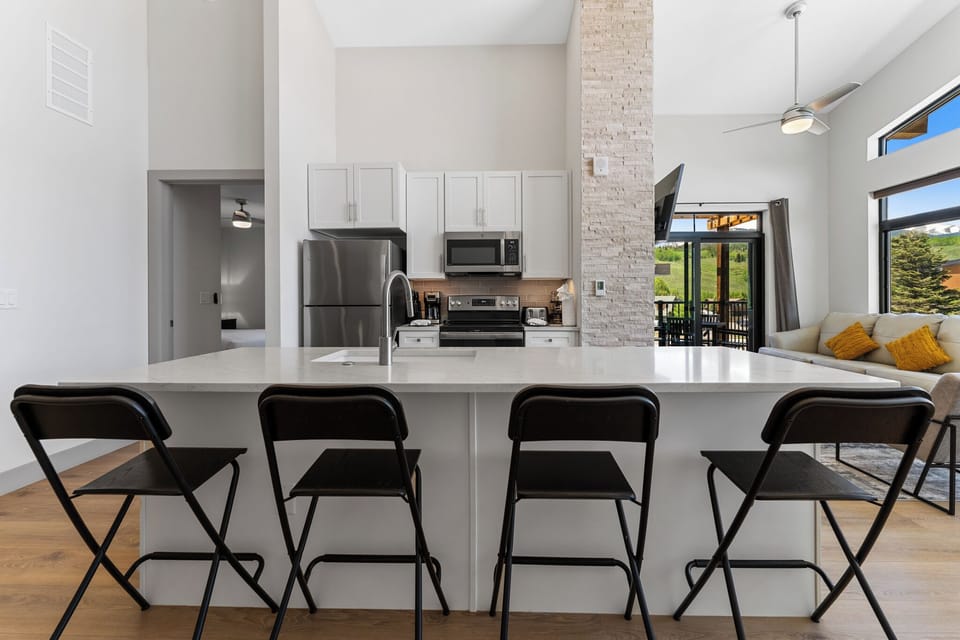 Breakfast bar with seating for four.