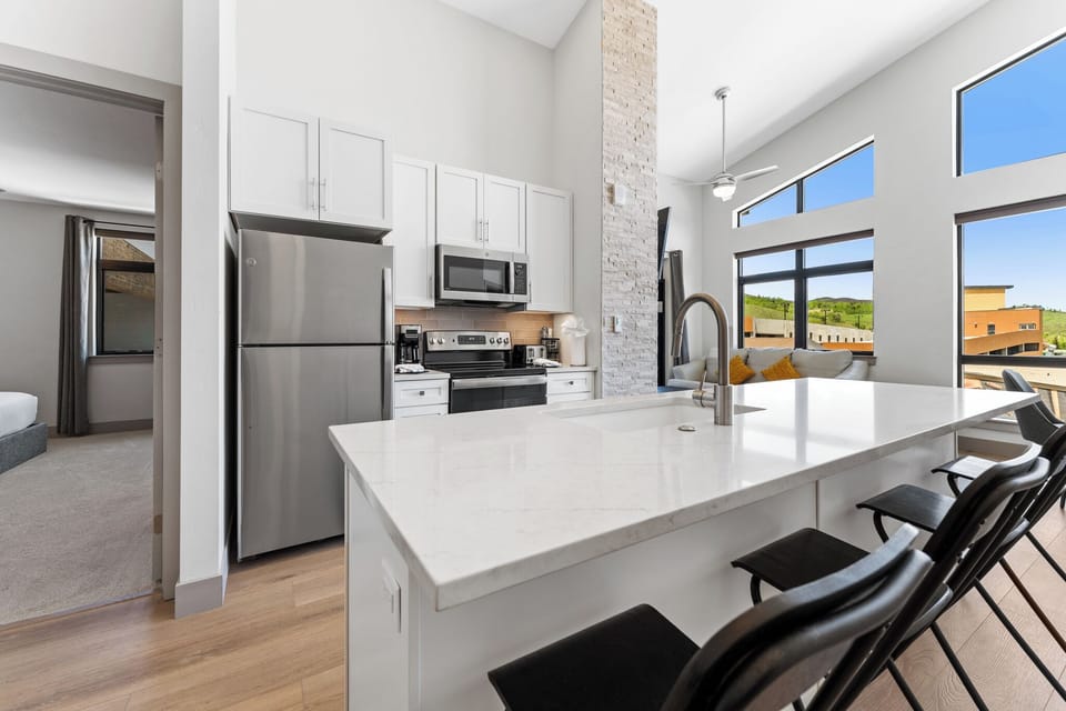 Breakfast bar with seating for four.