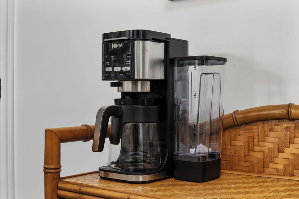 Single serving and carafe coffee maker  on the coffee bar 
