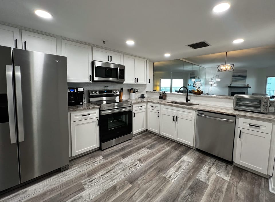 Fully renovated and appointed kitchen for making homemade meals - Fully renovated and appointed kitchen for making homemade meals and snacks while on vacation.