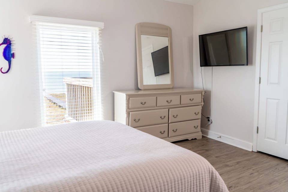 026 Dreamcatcher Second Floor Queen Suite with TV, Closet and Shared Bathrrom