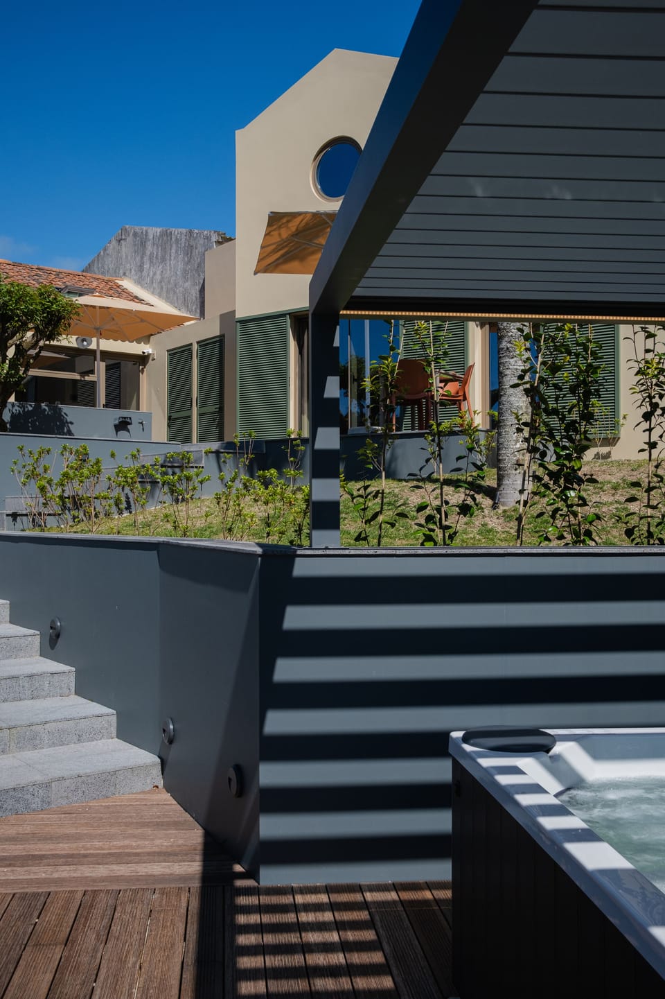 Outdoor spa tub