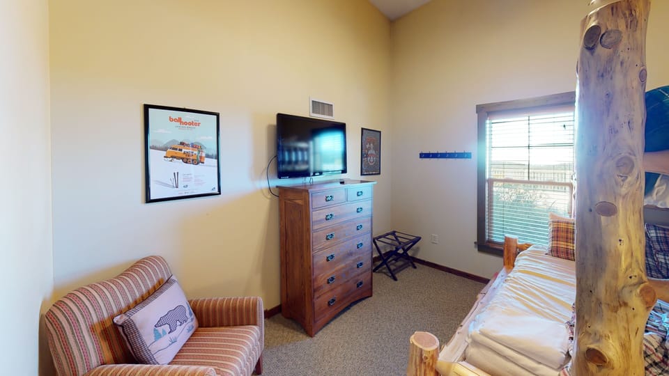 Indoors, Furniture, Living Room, Screen, Couch