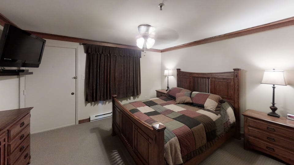 Indoors, Screen, Lamp, TV, Bed