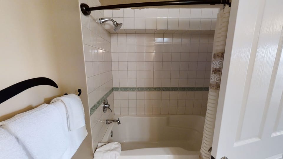 Bathtub, Tub, Indoors, Bathroom, Room