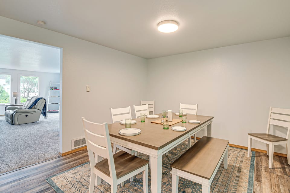 Dining Area | Dishware & Flatware Provided