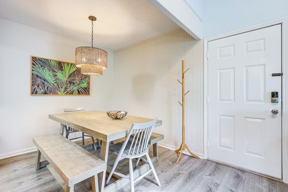 Dining Area | Dishware & Flatware Provided | Central A/C & Heat