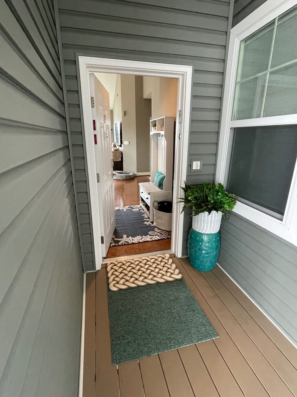 Welcoming entry with beach decor