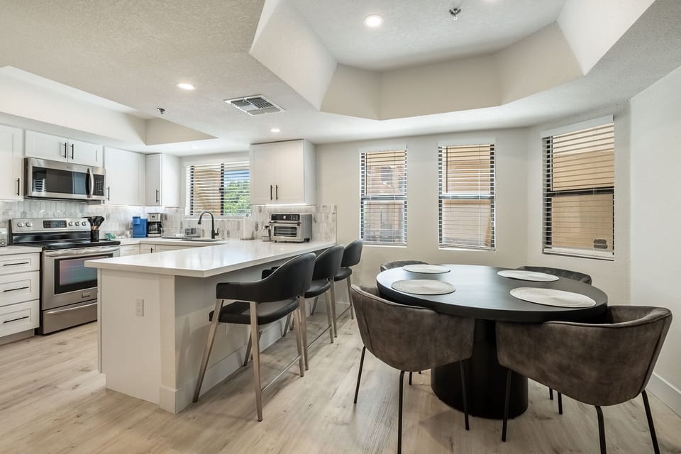 Fully equipped kitchen with dining area