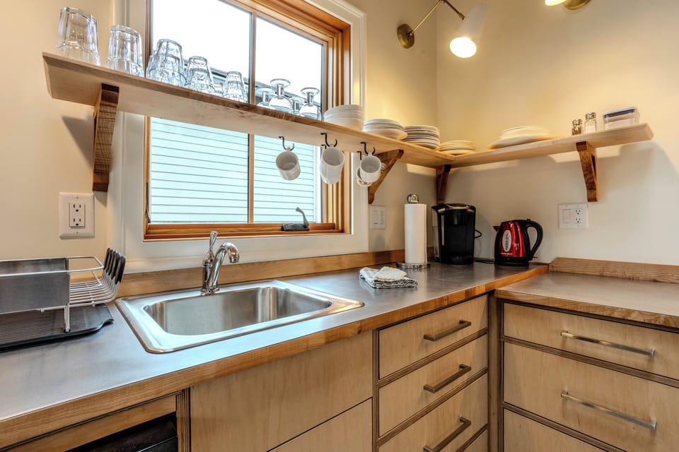 Open shelves make it easy to find the dishes you need. 