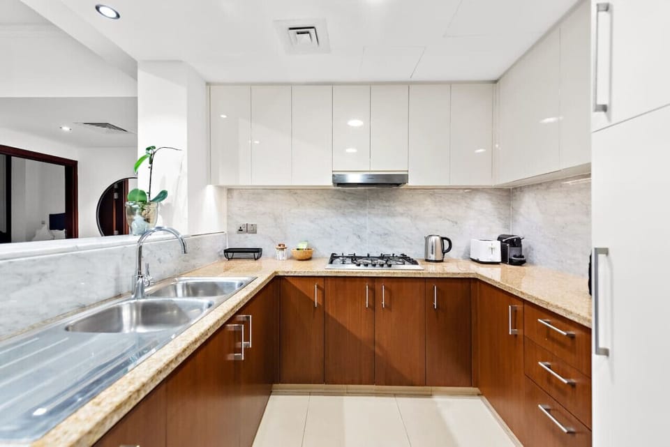 Modern Kitchen: Sleek designs and top appliances await your culinary adventures!