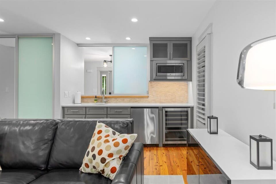 1st Floor Suite - Queen Sleeper