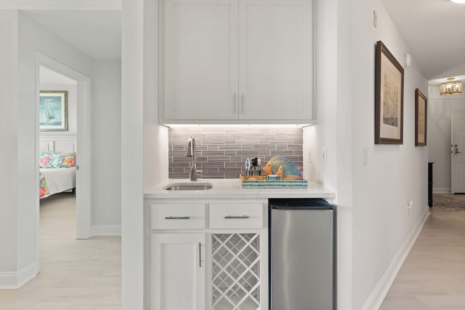 11.   St. Simons Grand 214 - Wet bar