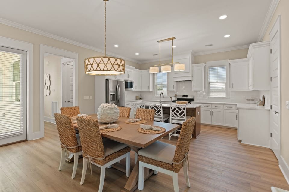 Time Flys - Dining for 6 guests and breakfast bar for 3 guests