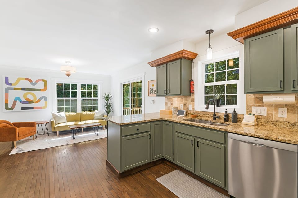 Fully Equipped Kitchen w/ Sitting Area