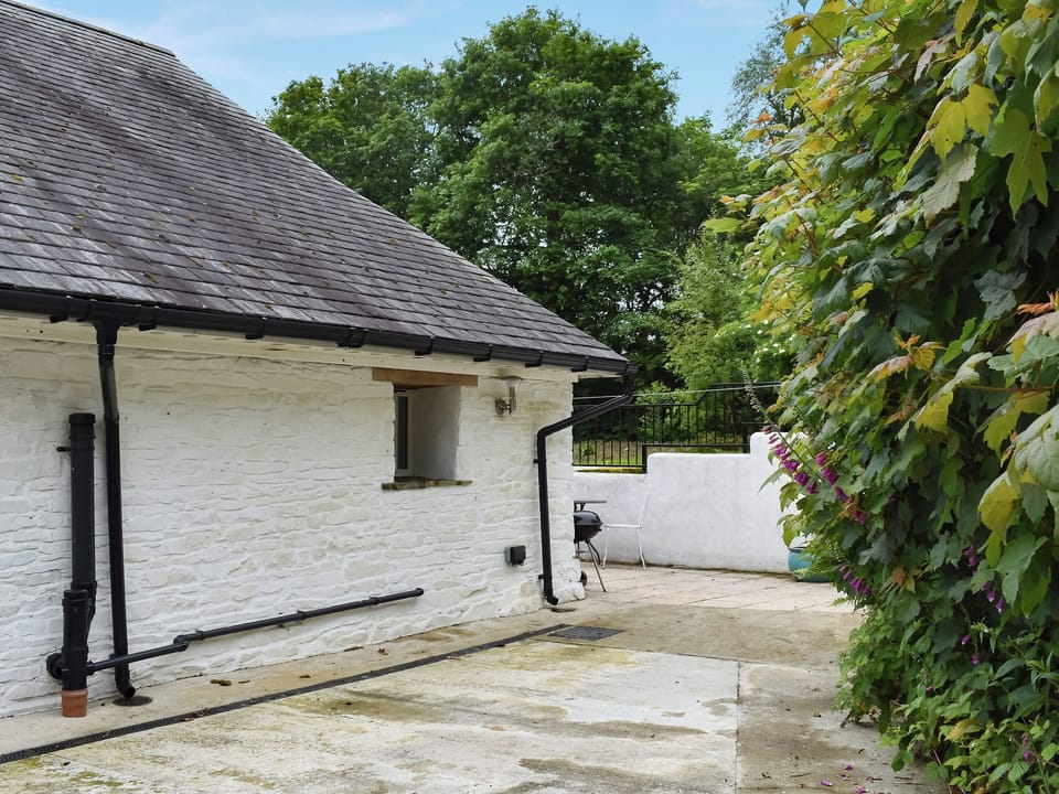 Terrace | The Dairy - Lluest Cottages, Neuaddlwyd, near Aberaeron