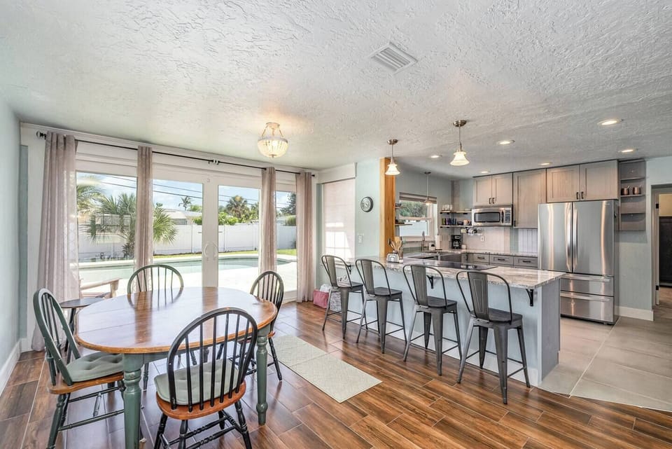 Seating island and dining table with 8 chairs 
