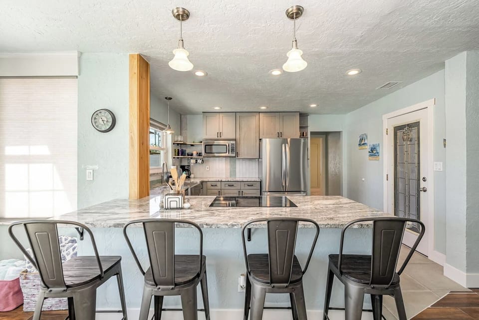 Large eat-in kitchen bar